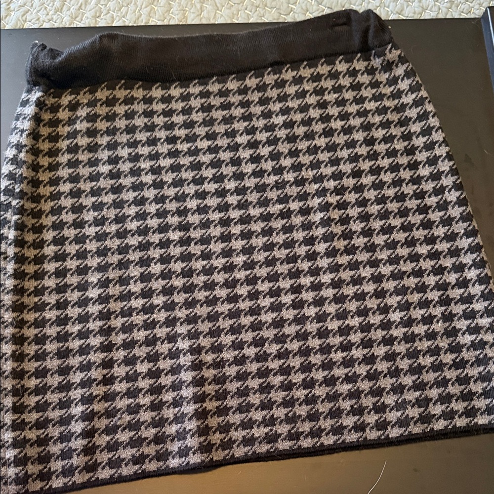 Willi Smith Black and Cream Houndstooth Knit Mini Skirt